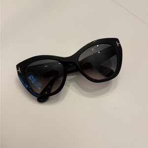 NEW TOM FORD TF940 01B WOMEN CAT EYE SUNGLASSES TOM FORD CARA FT0940/S